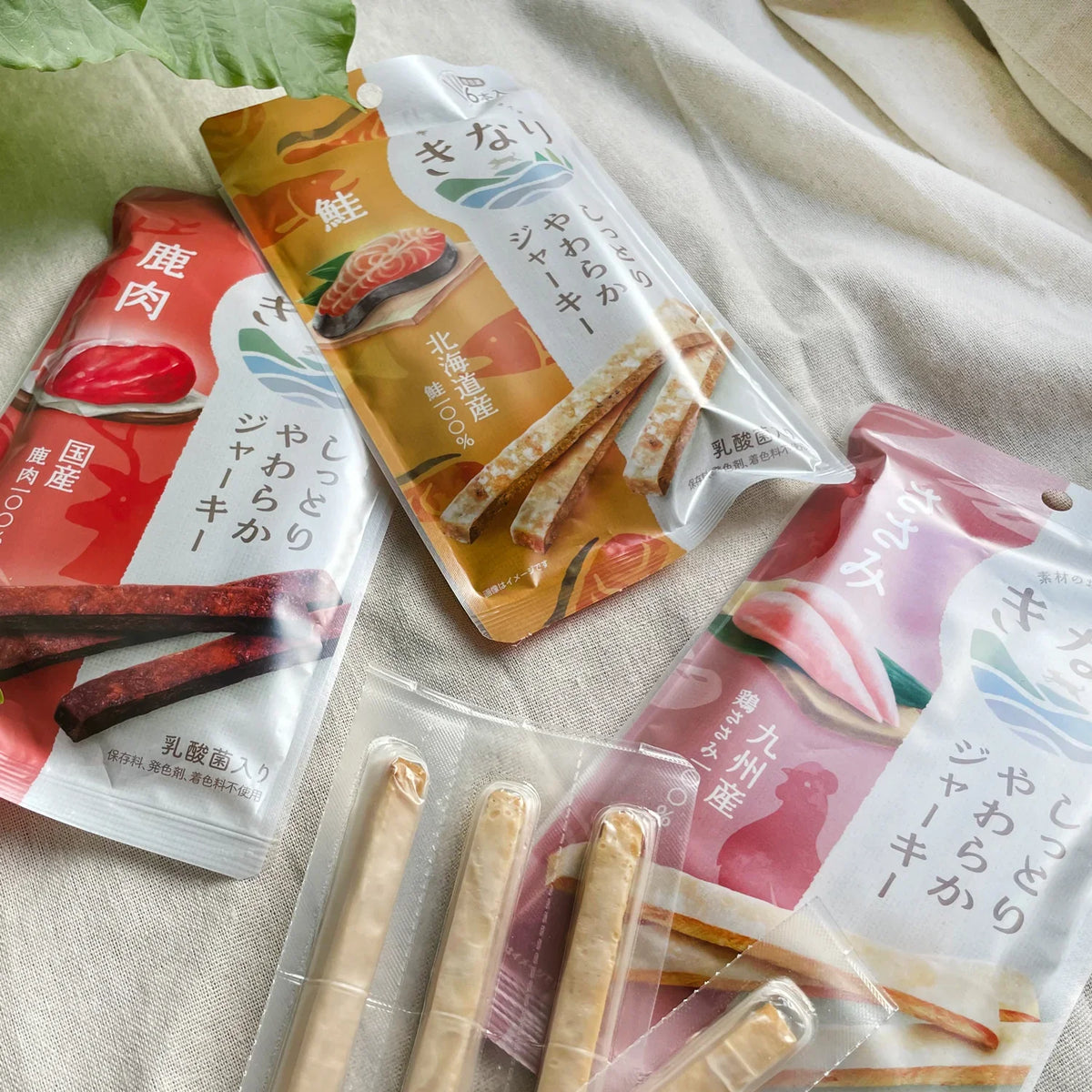 犬猫用の無添加おやつ、鹿肉ジャーキーと鮭のジャーキーのパッケージと中身