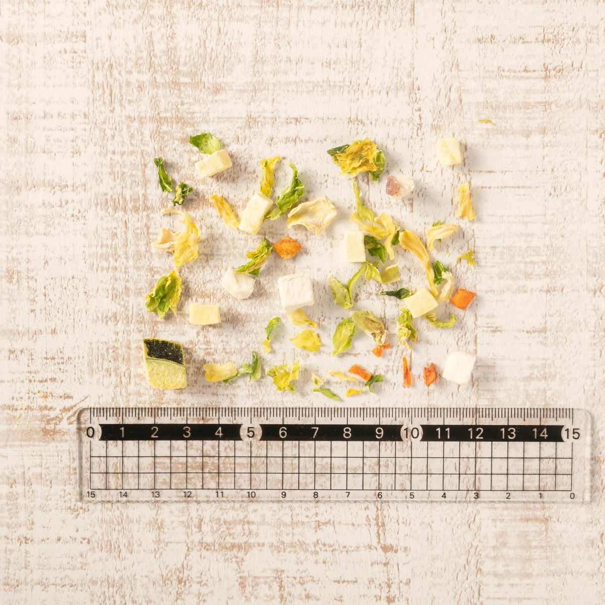 定規の横に並べられた、野菜と肉のフリーズドライミックスフード