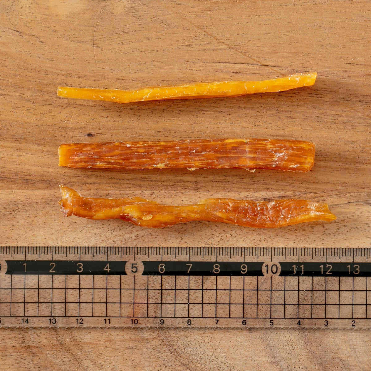 定規の上に並んだ3本の無添加犬猫用ドライジャーキー